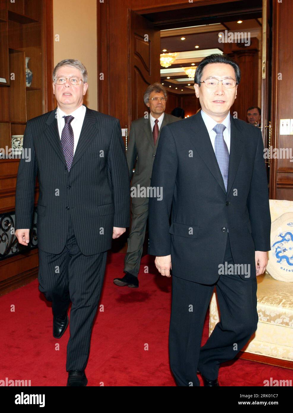 Bildnummer: 52610402  Datum: 09.07.2008  Copyright: imago/Xinhua Wu Dawei (China/Chefdiplomat Nordkorea Atomkonflikt) und Alexei Borodavkin (li., Russland/Chefdiplomat Nordkorea Atomkonflikt) anlässlich eines Treffens in Peking - PUBLICATIONxNOTxINxCHN, Personen; 2008, Peking, Pressetermin, Politik, Vizeaußenminister, premiumd; , hoch, Kbdig, Gruppenbild, Randbild, People    Bildnummer 52610402 Date 09 07 2008 Copyright Imago XINHUA Wu Dawei China  North Korea Nuclear conflict and Alexei Borodavkin left Russia  North Korea Nuclear conflict during a Meeting in Beijing PUBLICATIONxNOTxINxCHN Peo Stock Photo