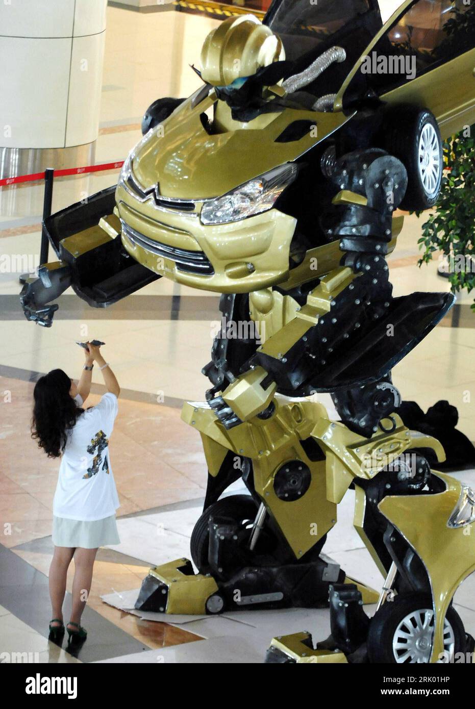 Bildnummer: 52610801  Datum: 04.07.2008  Copyright: imago/Xinhua Frau fotografiert einen Citroen C2 Roboter auf der - Grand Robot Science-Popularizing Exposition - in Yangzhou, Provinz Jiangsu - China PUBLICATIONxNOTxINxCHN , Personen , Objekte; 2008,  Linghai , China , Transformer; , hoch, Kbdig, Einzelbild, , , , , ,  , , Asien o0 C 2, kurios    Bildnummer 52610801 Date 04 07 2008 Copyright Imago XINHUA Woman photographed a Citroen C2 Robots on the Grand Robot Science Popularizing Exposure in Yang Zhou Province Jiangsu China PUBLICATIONxNOTxINxCHN People Objects 2008 Linghai China Transforme Stock Photo