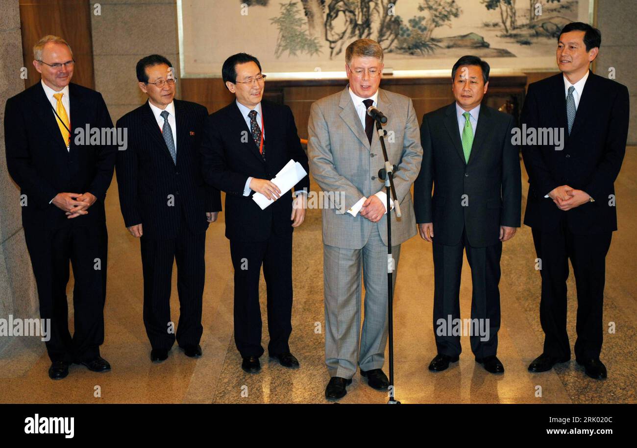 Bildnummer: 52611851  Datum: 10.07.2008  Copyright: imago/Xinhua Alexei Borodavkin (Mitte, Russland/Chefdiplomat Nordkorea Atomkonflikt) anlässlich einer neuen Runde der Sechs-Parteien-Gespräche in Peking - PUBLICATIONxNOTxINxCHN, Personen , premiumd; 2008, Peking, Politik,; , quer, Kbdig, Gruppenbild, Randbild, People o0 Sechsländergespräche, Sechsparteiengespräche, Länder    Bildnummer 52611851 Date 10 07 2008 Copyright Imago XINHUA Alexei Borodavkin centre Russia Chief diplomat North Korea Nuclear conflict during a New round the six Parties Discussions in Beijing PUBLICATIONxNOTxINxCHN Peop Stock Photo