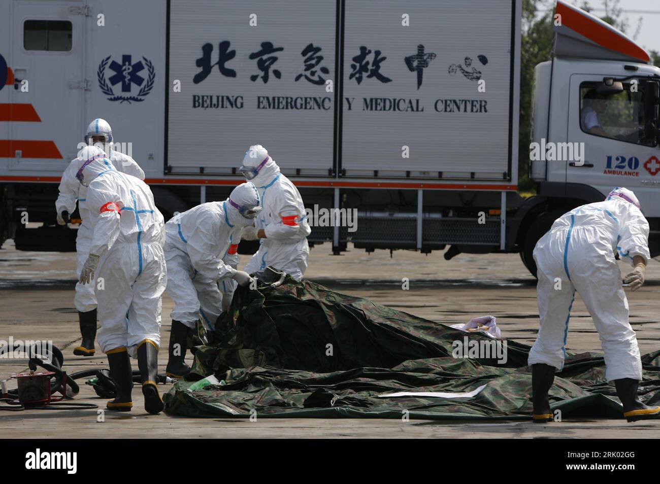 Bildnummer: 52618330  Datum: 15.07.2008  Copyright: imago/Xinhua Antiterrorübung nach einem fingierten Angriff mit biologischen Waffen in Peking PUBLICATIONxNOTxINxCHN, Personen , premiumd; 2008, Peking, China, Antiterrorübung, Terrorübung, Terror, Terrorismus, Mitarbeiter, fingierter, chemische, biologische; , quer, Kbdig, Einzelbild,  , Gesellschaft, Europa  o0 Freisteller    Bildnummer 52618330 Date 15 07 2008 Copyright Imago XINHUA Anti-terror exercise after a bogus Attack with biological Weapons in Beijing PUBLICATIONxNOTxINxCHN People premiumd 2008 Beijing China Anti-terror exercise Terr Stock Photo