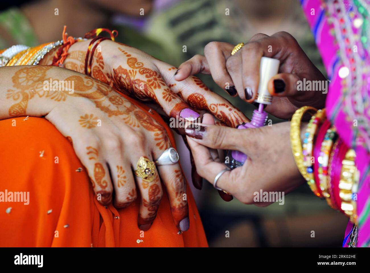 Bildnummer: 52617728  Datum: 07.07.2008  Copyright: imago/Xinhua Fingernägel von Lidar werden lackiert - Vorbereitung der Braut für die Hochzeit in Jaipur, Rajasthan - Indien  PUBLICATIONxNOTxINxCHN ,  , Körperteile; 2008, Jaipur, Indien, Henna, , Tradition , Land, Leute  , Highlight; , quer, Kbdig, Gruppenbild,  , Reisen, Asien    Bildnummer 52617728 Date 07 07 2008 Copyright Imago XINHUA Fingernails from Lidar will painted Preparations the Bride for the Wedding in Jaipur Rajasthan India PUBLICATIONxNOTxINxCHN Body parts 2008 Jaipur India Henna Tradition Country People Highlight horizontal Kb Stock Photo