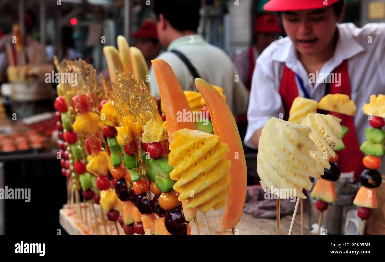 Bildnummer: 52637770  Datum: 29.07.2008  Copyright: imago/Xinhua Tanghulu - Traditioneller Snack in Peking - PUBLICATIONxNOTxINxCHN, Objekte; 2008, Peking, China, Food, kandiert, Süßigkeiten; , quer, Kbdig, Gruppenbild,  , Reisen, Asien    Bildnummer 52637770 Date 29 07 2008 Copyright Imago XINHUA  Traditional Snack in Beijing PUBLICATIONxNOTxINxCHN Objects 2008 Beijing China Food crystallized Sweets horizontal Kbdig Group photo Travel Asia Stock Photo