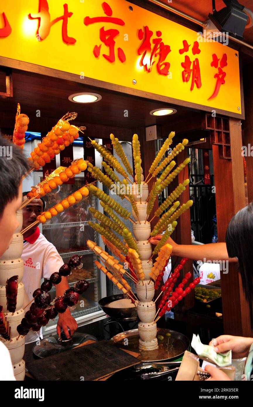 Bildnummer: 52637763  Datum: 29.07.2008  Copyright: imago/Xinhua Einheimische kaufen Tanghulu - traditioneller chinesischer Snack - in Peking - PUBLICATIONxNOTxINxCHN, Personen , Objekte; 2008, Peking, China, Food, kandiert, Süßigkeiten; , hoch, Kbdig, Gruppenbild,  , Reisen, Asien    Bildnummer 52637763 Date 29 07 2008 Copyright Imago XINHUA Locals Purchase  Traditional Chinese Snack in Beijing PUBLICATIONxNOTxINxCHN People Objects 2008 Beijing China Food crystallized Sweets vertical Kbdig Group photo Travel Asia Stock Photo