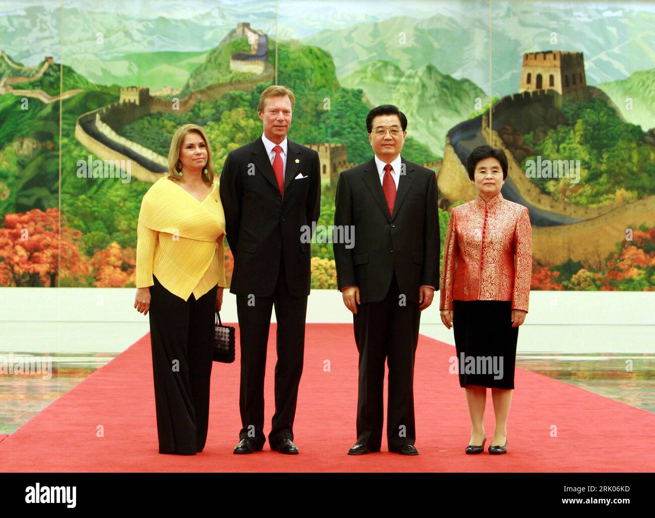Bildnummer: 52648711  Datum: 08.08.2008  Copyright: imago/Xinhua Henri von Luxemburg (li., Luxemburg) mit Ehefrau (li.) und Präsident Hu Jintao (China) mit Ehefrau Liu Yongqing anlässlich der Eröffnung der Olympischen Sommerspiele in Peking  PUBLICATIONxNOTxINxCHN , Personen; 2008, Peking, Politik, Pressetermin,  Frau , premiumd; , quer, Kbdig, Gruppenbild, Randbild, People, Frau, Familie, OS    Bildnummer 52648711 Date 08 08 2008 Copyright Imago XINHUA Henri from Luxembourg left Luxembourg with Wife left and President HU Jintao China with Wife Liu Yong Qing during the Opening the Olympic Summ Stock Photo