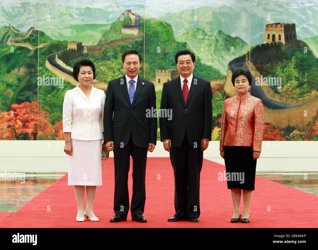 Bildnummer: 52648812  Datum: 08.08.2008  Copyright: imago/Xinhua Präsident Lee Myung-bak (li., Südkorea) mit Ehefrau (li.)  und Präsident Hu Jintao (China) mit Ehefrau Liu Yongqing anlässlich der Eröffnung der Olympischen Sommerspiele in Peking  PUBLICATIONxNOTxINxCHN , ; 2008, Peking, Politik, Pressetermin,  Frau, OS; , quer, Kbdig, Gruppenbild, Randbild, People, Familie o0 Personen    Bildnummer 52648812 Date 08 08 2008 Copyright Imago XINHUA President Lee Myung Bak left South Korea with Wife left and President HU Jintao China with Wife Liu Yong Qing during the Opening the Olympic Summer Gam Stock Photo