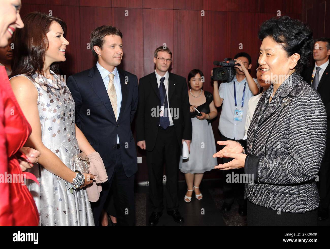 Bildnummer: 52648826  Datum: 09.08.2008  Copyright: imago/Xinhua Kronprinz Frederik Andre Henrik Christian (3.v.li., Dänemark) mit Frau Mary Elizabeth Donaldson (2.v.li.) und Liu Yandong (China/Staatsrat) während eines Treffens in Peking PUBLICATIONxNOTxINxCHN, Personen , premiumd; 2008, Peking, Adel, Politik, Ehefrau, Familie; , quer, Kbdig, Gruppenbild, Randbild, People    Bildnummer 52648826 Date 09 08 2008 Copyright Imago XINHUA Crown Prince Frederik André Henrik Christian 3 V left Denmark with Woman Mary Elizabeth Donaldson 2 V left and Liu Yandong China State Council during a Meeting in Stock Photo