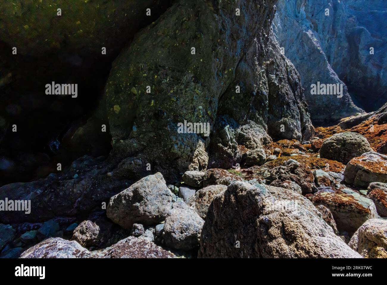 Exploring the breccia rock formations of Point of Arches at low tide