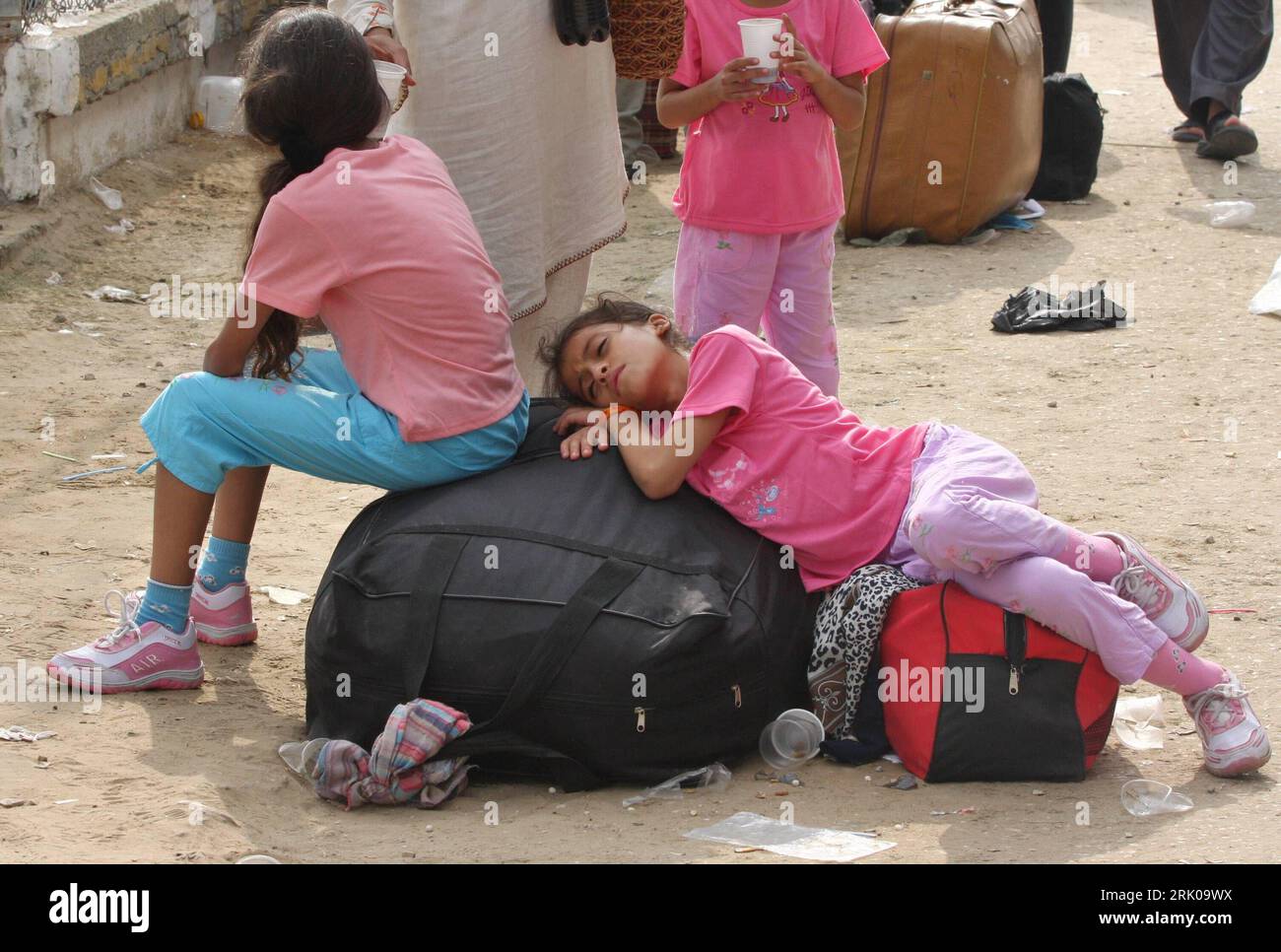 Bildnummer: 52676217  Datum: 30.08.2008  Copyright: imago/Xinhua Palästinensische Mädchen am Grenzübergang Palästina - Ägypten in Rafah PUBLICATIONxNOTxINxCHN , Personen , premiumd , Highlight; 2008, Gaza, Gazastreifen, Israel, Palästina, palästinensische Autonomiegebiete, Ägypten, Rafah; , quer, Kbdig, Gruppenbild,  , Gesellschaft, Asien o0 Grenze    Bildnummer 52676217 Date 30 08 2008 Copyright Imago XINHUA Palestinian Girl at Border crossing Palestine Egypt in Rafah PUBLICATIONxNOTxINxCHN People premiumd Highlight 2008 Gaza Gaza Strip Israel Palestine Palestinian Autonomy areas Egypt Rafah Stock Photo