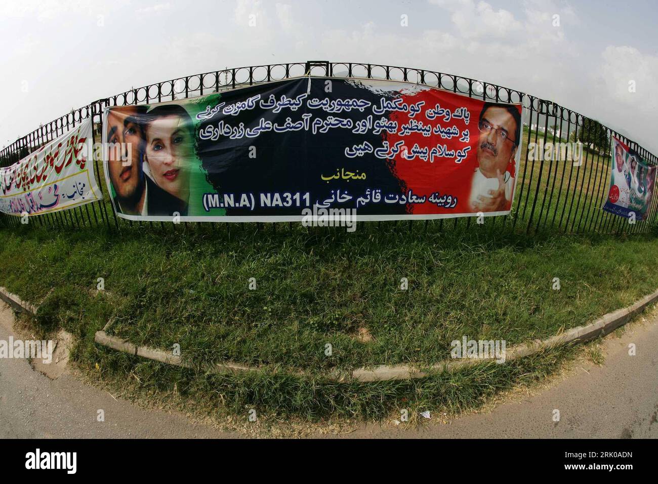 Bildnummer: 52680058  Datum: 03.09.2008  Copyright: imago/Xinhua Plakat der Pakistan People s Party - Wahlkampf in Islamabad, Pakistan  PUBLICATIONxNOTxINxCHN , Objekte , Fisheye; 2008, Islamabad , Pakistan ,  Wahlkampf Peoples  PPP; , quer, Kbdig, Einzelbild,  , Politik, Asien    Bildnummer 52680058 Date 03 09 2008 Copyright Imago XINHUA Billboard the Pakistan Celebrities S Party Election campaign in Islamabad Pakistan PUBLICATIONxNOTxINxCHN Objects Fisheye 2008 Islamabad Pakistan Election campaign Peoples PPP horizontal Kbdig Single politics Asia Stock Photo