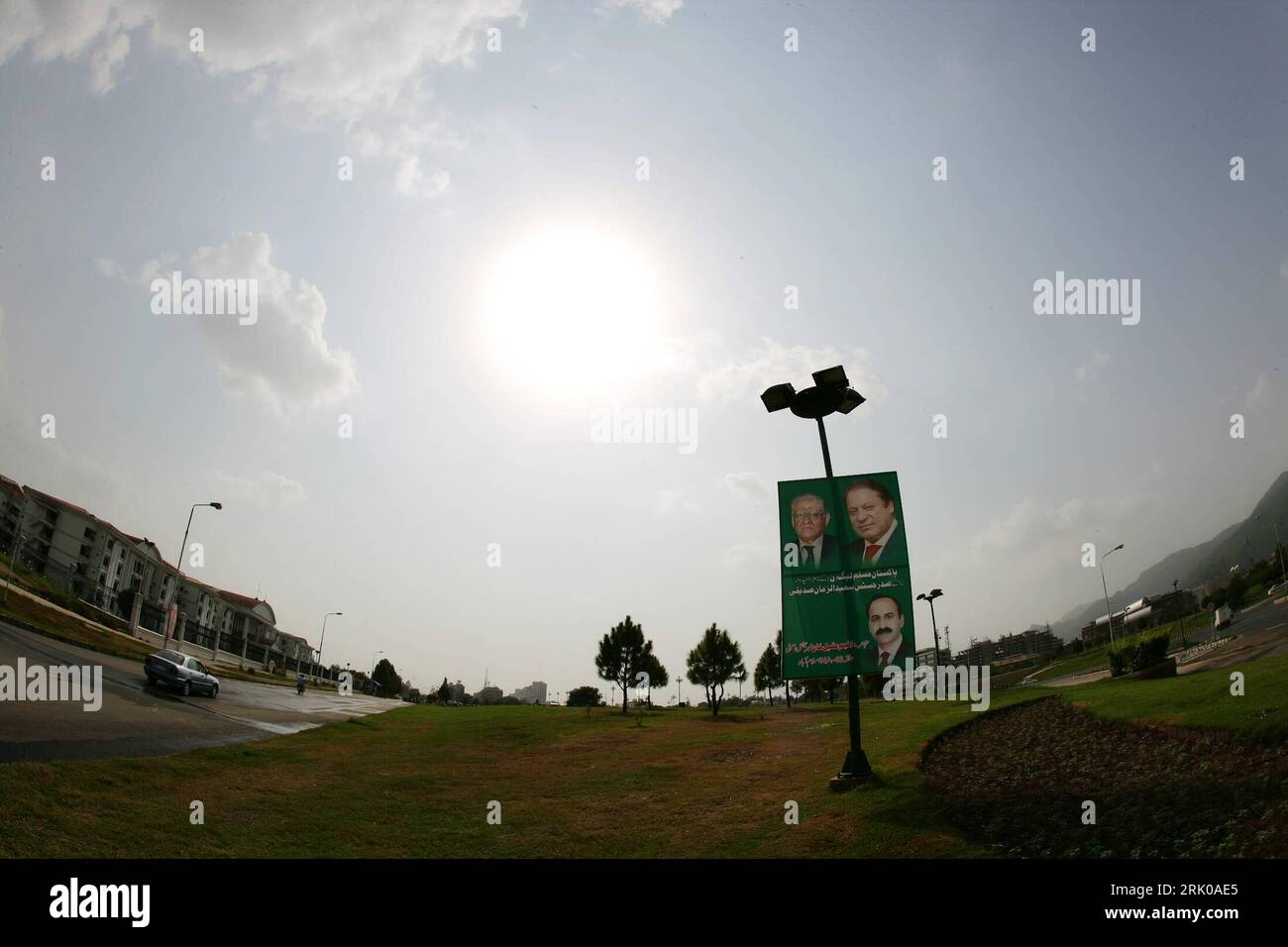 Bildnummer: 52680059  Datum: 03.09.2008  Copyright: imago/Xinhua Plakat der Pakistan Muslim League-Nawaz - Wahlkampf in Islamabad, Pakistan  PUBLICATIONxNOTxINxCHN , Landschaft , Gegenlichtaufnahme; 2008, Islamabad , Pakistan ,  Wahlkampf PML-N; , quer, Kbdig, Totale,  , Politik, Asien    Bildnummer 52680059 Date 03 09 2008 Copyright Imago XINHUA Billboard the Pakistan Muslim League Nawaz Election campaign in Islamabad Pakistan PUBLICATIONxNOTxINxCHN Landscape backlit shot 2008 Islamabad Pakistan Election campaign PML n horizontal Kbdig long shot politics Asia Stock Photo