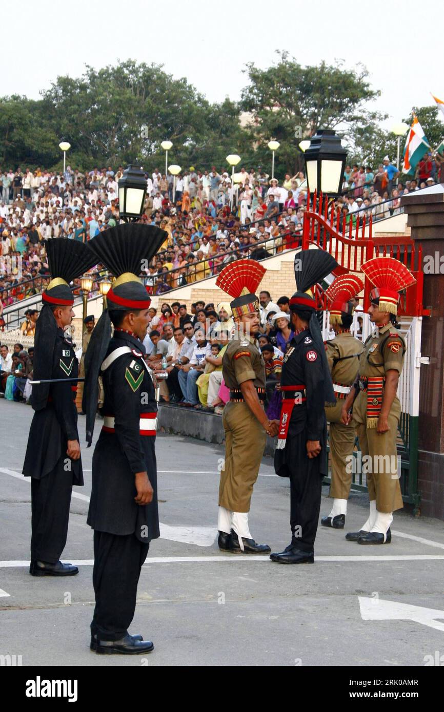 Bildnummer: 52681942  Datum: 04.09.2008  Copyright: imago/Xinhua Flaggenzeremonie an der indisch-pakistanischen Grenze - Indische (re.) und pakistanische Soldaten anlässlich der gemeinsamen Einholung der Flaggen am Abend in Wagha - PUBLICATIONxNOTxINxCHN, Personen; 2008, Wagha, Indien, Pakistan, Staatsgrenze, Tradition; , hoch, Kbdig, Gruppenbild,  , Militaer, Staat,  , Asien    Bildnummer 52681942 Date 04 09 2008 Copyright Imago XINHUA Flag ceremony to the Indian Pakistani Border Indian right and Pakistani Soldiers during the common Collection the Flags at Evening in Wagha PUBLICATIONxNOTxINx Stock Photo