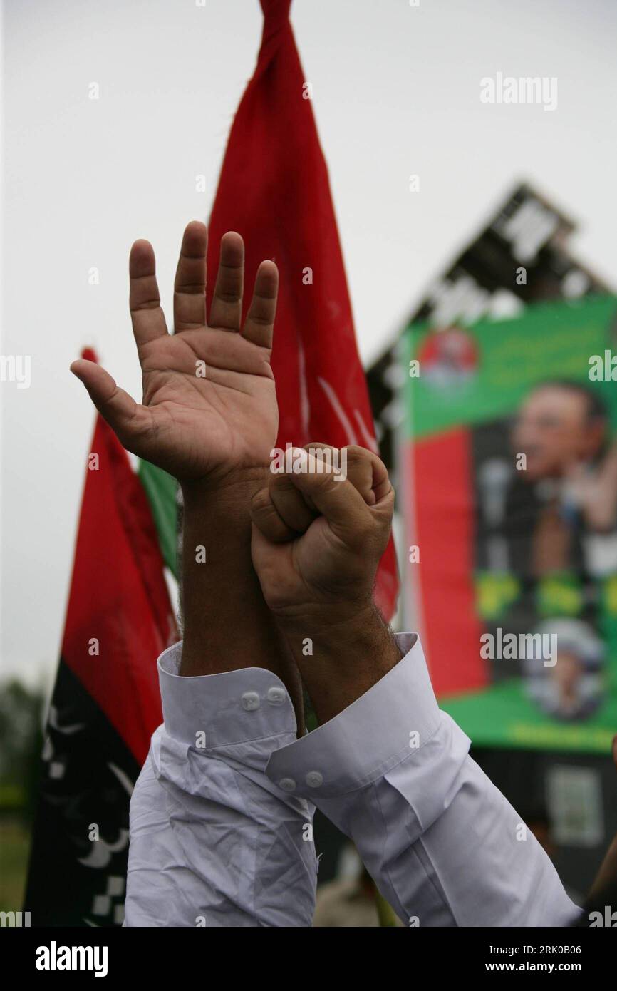 Bildnummer: 52683764  Datum: 06.09.2008  Copyright: imago/Xinhua Offene Hand und Faust -  Anhänger der Pakistan People s Party   feiern den Sieg von Asif Ali Zardari (Pakistan/PPP) bei den Präsidentschaftswahlen in Islamabad  PUBLICATIONxNOTxINxCHN , Körperteile; 2008, Islamabad  ,   , Wahl, Präsidentschaftswahl, Feier; , hoch, Kbdig, Gruppenbild,  , Politik, Asien    Bildnummer 52683764 Date 06 09 2008 Copyright Imago XINHUA open Hand and fist Trailers the Pakistan Celebrities S Party celebrate the Victory from Asif Ali Zardari Pakistan PPP at the Presidential elections in Islamabad PUBLICATI Stock Photo