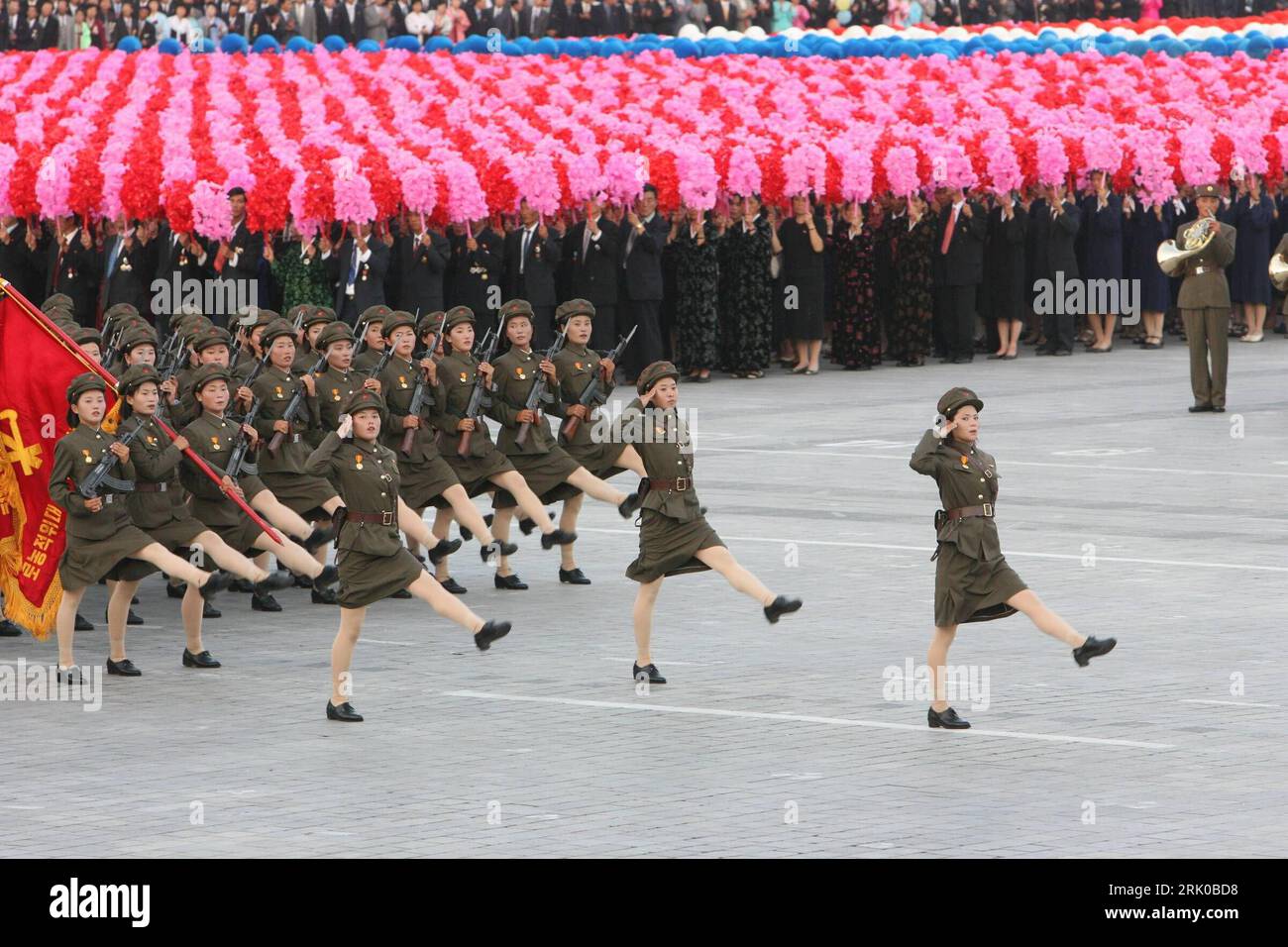 Bildnummer: 52689251  Datum: 09.09.2008  Copyright: imago/Xinhua Soldatinnen laufen im Stechschritt über den Kim Il Sung Square in Pjöngjang anlässlich der Feier des 60-jährigen Bestehens der Demokratischen Volksrepublik Korea - PUBLICATIONxNOTxINxCHN, Personen; 2008, Pjöngjang, Nordkorea, Feier, Fest, Jubiläum, Militärparade, Parade, Soldatin, Nationalfeiertag, Feiertag, premiumd; , quer, Kbdig, Totale,  ,  , Asien    Bildnummer 52689251 Date 09 09 2008 Copyright Imago XINHUA Soldiers run in Goose above the Kim Il Recovery Square in Pyongyang during the Celebrations the 60 year Existence the Stock Photo