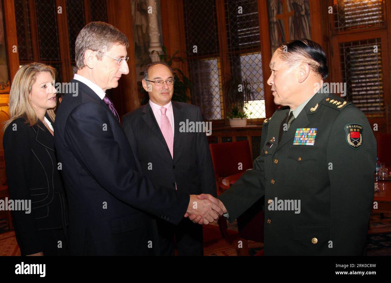 Bildnummer: 52700480  Datum: 17.09.2008  Copyright: imago/Xinhua Premierminister Gyurcsany Ferenc (li., Ungarn) trifft Liang Guanglie (China/Verteidigungsminister) in Budapest - PUBLICATIONxNOTxINxCHN, Personen; 2008, Budapest, Politik, premiumd,; , quer, Kbdig, Gruppenbild, close, Randbild, Militaer, Staat, People    Bildnummer 52700480 Date 17 09 2008 Copyright Imago XINHUA Prime Minister Gyurcsany Ferenc left Hungary fault Liang Guanglie China Defence Minister in Budapest PUBLICATIONxNOTxINxCHN People 2008 Budapest politics premiumd horizontal Kbdig Group photo Close Edge image Military Sta Stock Photo