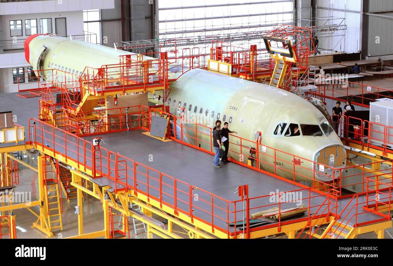 Bildnummer: 52714513  Datum: 22.09.2008  Copyright: imago/Xinhua Erster Airbus A320 gebaut in Tianjin - China - PUBLICATIONxNOTxINxCHN , Personen , Objekte , premiumd; 2008, Tianjin, China, Flugzeug, Bau, Montage, Fabrik, A 320; , quer, Kbdig, Einzelbild, Industrie, Wirtschaft,  ,  , Asien o0 Arbeitswelten, Gesellschaft, Flugzeugbau    Bildnummer 52714513 Date 22 09 2008 Copyright Imago XINHUA first Airbus A320 built in Tianjin China PUBLICATIONxNOTxINxCHN People Objects premiumd 2008 Tianjin China Aircraft Construction Assembly Factory a 320 horizontal Kbdig Single Industry Economy Asia o0 wo Stock Photo
