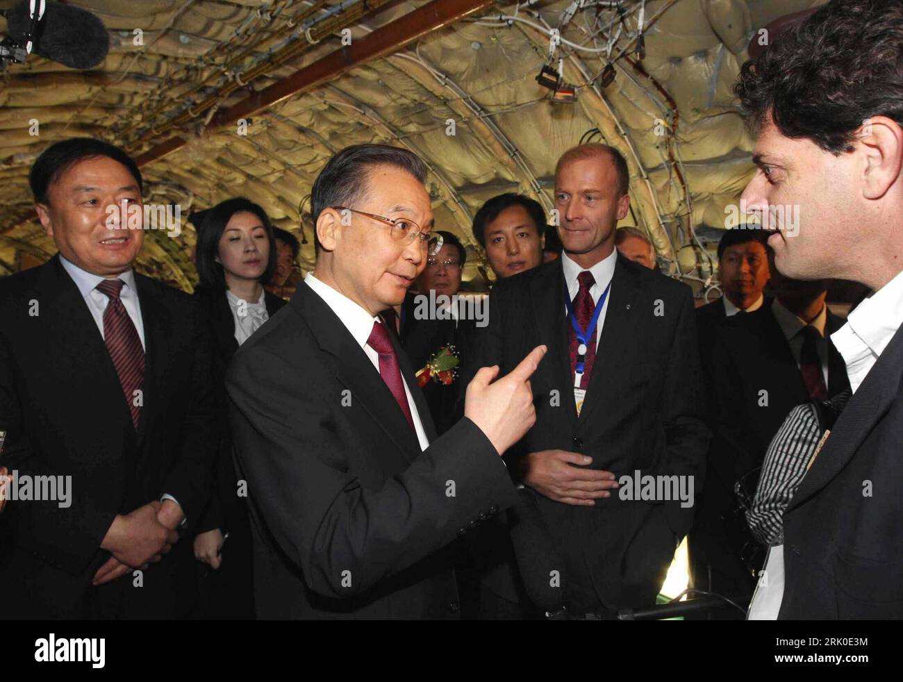Bildnummer: 52714526  Datum: 22.09.2008  Copyright: imago/Xinhua Premierminister Wen Jiabao (Mitte China) anlässlich der Einweihung der ersten Airbus A320 Fabrik in Tianjin - China - PUBLICATIONxNOTxINxCHN , Personen; 2008, Tianjin, China, A 320, Wirtschaft, Politik, Produktion, Flugzeug, Gestik; , quer, Kbdig, Gruppenbild, Industrie, Wirtschaft, Randbild, People, Asien    Bildnummer 52714526 Date 22 09 2008 Copyright Imago XINHUA Prime Minister Wen Jiabao centre China during the Inauguration the first Airbus A320 Factory in Tianjin China PUBLICATIONxNOTxINxCHN People 2008 Tianjin China a 320 Stock Photo