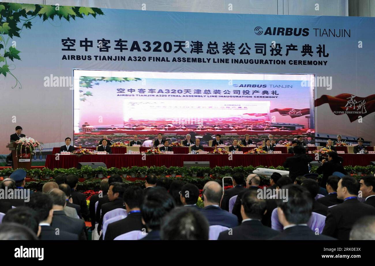 Bildnummer: 52714520  Datum: 28.09.2008  Copyright: imago/Xinhua Feierlichkeiten zur Einweihung der ersten Airbus 320 Fabrik in Tianjin - China - PUBLICATIONxNOTxINxCHN , Personen; 2008, Tianjin, China, A 320, Wirtschaft; , quer, Kbdig, Totale, Industrie, Wirtschaft,  ,  , Asien    Bildnummer 52714520 Date 28 09 2008 Copyright Imago XINHUA Celebrations to Inauguration the first Airbus 320 Factory in Tianjin China PUBLICATIONxNOTxINxCHN People 2008 Tianjin China a 320 Economy horizontal Kbdig long shot Industry Economy Asia Stock Photo