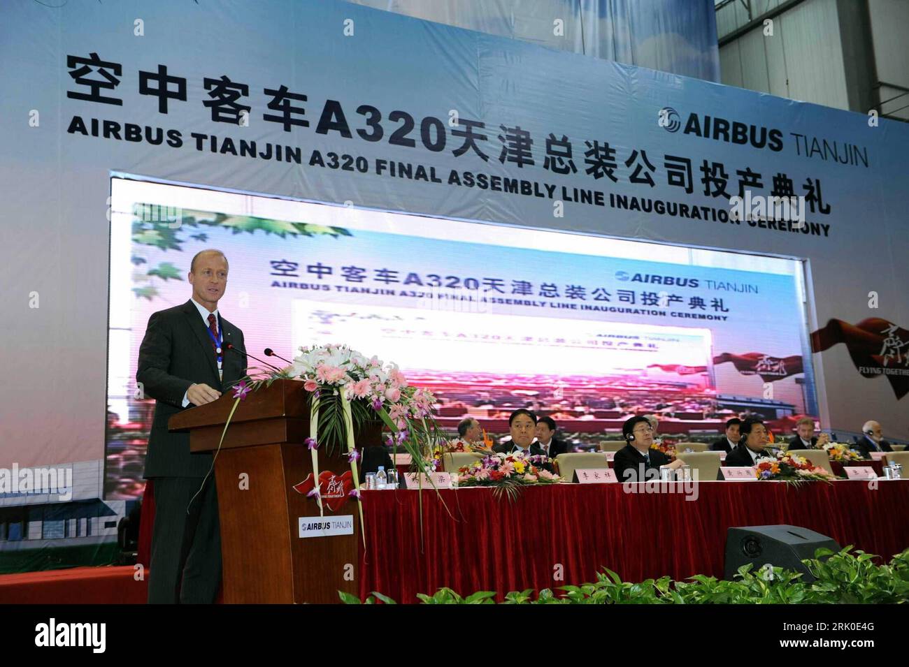 Bildnummer: 52714499  Datum: 28.09.2008  Copyright: imago/Xinhua Thomas Enders (li. CEO Airbus) anlässlich der Einweihung der Airbus A320 Fabrik in Tianjin - China - PUBLICATIONxNOTxINxCHN , Personen , premiumd; 2008, Tianjin, China, Wirtschaft, A 320; , quer, Kbdig, Totale, Industrie, Wirtschaft, Randbild, People, Asien Tom     52714499 Date 28 09 2008 Copyright Imago XINHUA Thomas Enders left CEO Airbus during the Inauguration the Airbus A320 Factory in Tianjin China PUBLICATIONxNOTxINxCHN People premiumd 2008 Tianjin China Economy a 320 horizontal Kbdig long shot Industry Economy Edge image Stock Photo