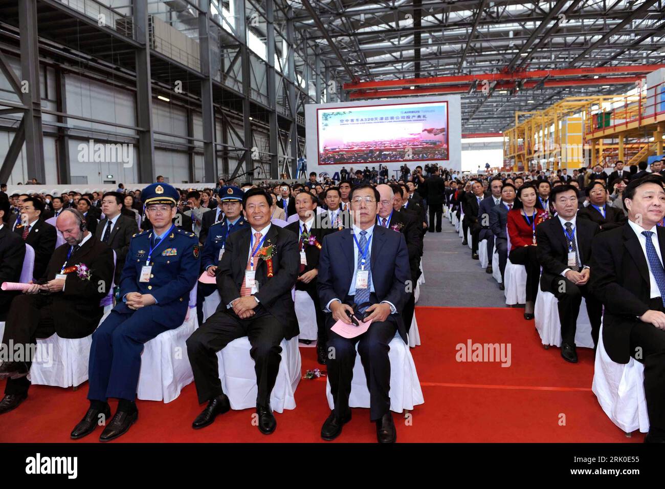 Bildnummer: 52714522  Datum: 28.09.2008  Copyright: imago/Xinhua Gäste der Feierlichkeiten zur Einweihung der ersten Airbus 320 Fabrik in Tianjin - China - PUBLICATIONxNOTxINxCHN , Personen; 2008, Tianjin, China, A 320, Wirtschaft , Zuschauer; , quer, Kbdig, Totale, Industrie, Wirtschaft,  ,  , Asien    Bildnummer 52714522 Date 28 09 2008 Copyright Imago XINHUA Guests the Celebrations to Inauguration the first Airbus 320 Factory in Tianjin China PUBLICATIONxNOTxINxCHN People 2008 Tianjin China a 320 Economy Spectators horizontal Kbdig long shot Industry Economy Asia Stock Photo