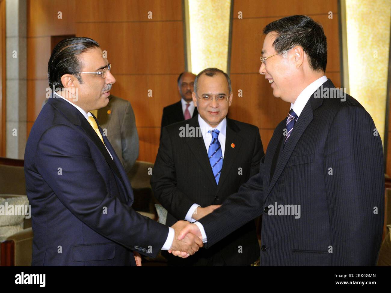 Bildnummer: 52738256  Datum: 15.10.2008  Copyright: imago/Xinhua Präsident Asif Ali Zardari (li., Pakistan) und Huang Mengfu (China/stellvertretender Vorsitzender des Nationalkomitees) anlässlich eines Treffens in Peking - PUBLICATIONxNOTxINxCHN, Personen , premiumd , optimistisch; 2008, Peking, Politik, Gestik, shakehands, Nationalkomitee; , quer, Kbdig, Gruppenbild, close, Randbild, People    Bildnummer 52738256 Date 15 10 2008 Copyright Imago XINHUA President Asif Ali Zardari left Pakistan and Huang Mengfu China Deputy Chairman the National Committee during a Meeting in Beijing PUBLICATIONx Stock Photo