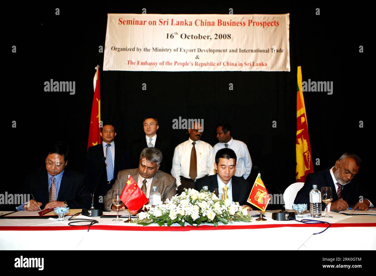 Bildnummer: 52738649  Datum: 16.10.2008  Copyright: imago/Xinhua Lin Changhai (li., Sinochem Corporation) und Wu Yanshan(2.v.r., China Hengtian Group) anlässlich der Unterzeichnung einer vertraglichen Zusammenarbeit in Colombo - PUBLICATIONxNOTxINxCHN, Personen , premiumd; 2008, Colombo, Wirtschaft; , quer, Kbdig, Gruppenbild, Randbild, People    Bildnummer 52738649 Date 16 10 2008 Copyright Imago XINHUA Lin  left Sinochem Corporation and Wu Yanshan 2 V r China  Group during the Signature a  Cooperation in Colombo PUBLICATIONxNOTxINxCHN People premiumd 2008 Colombo Economy horizontal Kbdig Gro Stock Photo