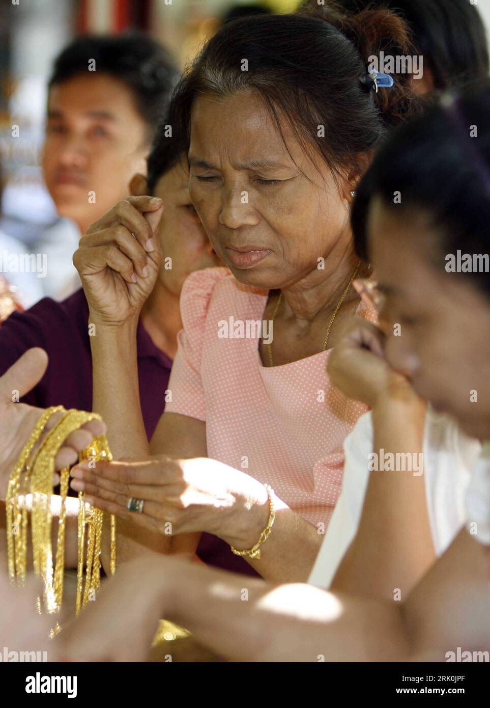 Juwelier gold hi-res stock photography and images - Page 2 - Alamy