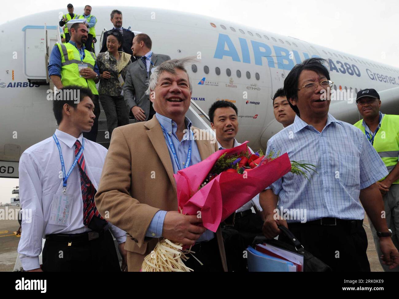 Bildnummer: 52759215  Datum: 03.11.2008  Copyright: imago/Xinhua Flugpersonal eines Airbus A380 bei seiner Ankunft auf der International Aviation and Aerospace Exhibition in Zhuhai - China - PUBLICATIONxNOTxINxCHN, Personen , optimistisch , premiumd; 2008, Zhuhai, China, Ausstellung, Flugzeug, A 380, Flugbegleiter; , quer, Kbdig, Totale,  , Luftfahrt, Verkehr,  , Asien    Bildnummer 52759215 Date 03 11 2008 Copyright Imago XINHUA Flight attendants a Airbus A380 at his Arrival on the International Aviation and Aerospace Exhibition in Zhuhai China PUBLICATIONxNOTxINxCHN People optimistic premium Stock Photo