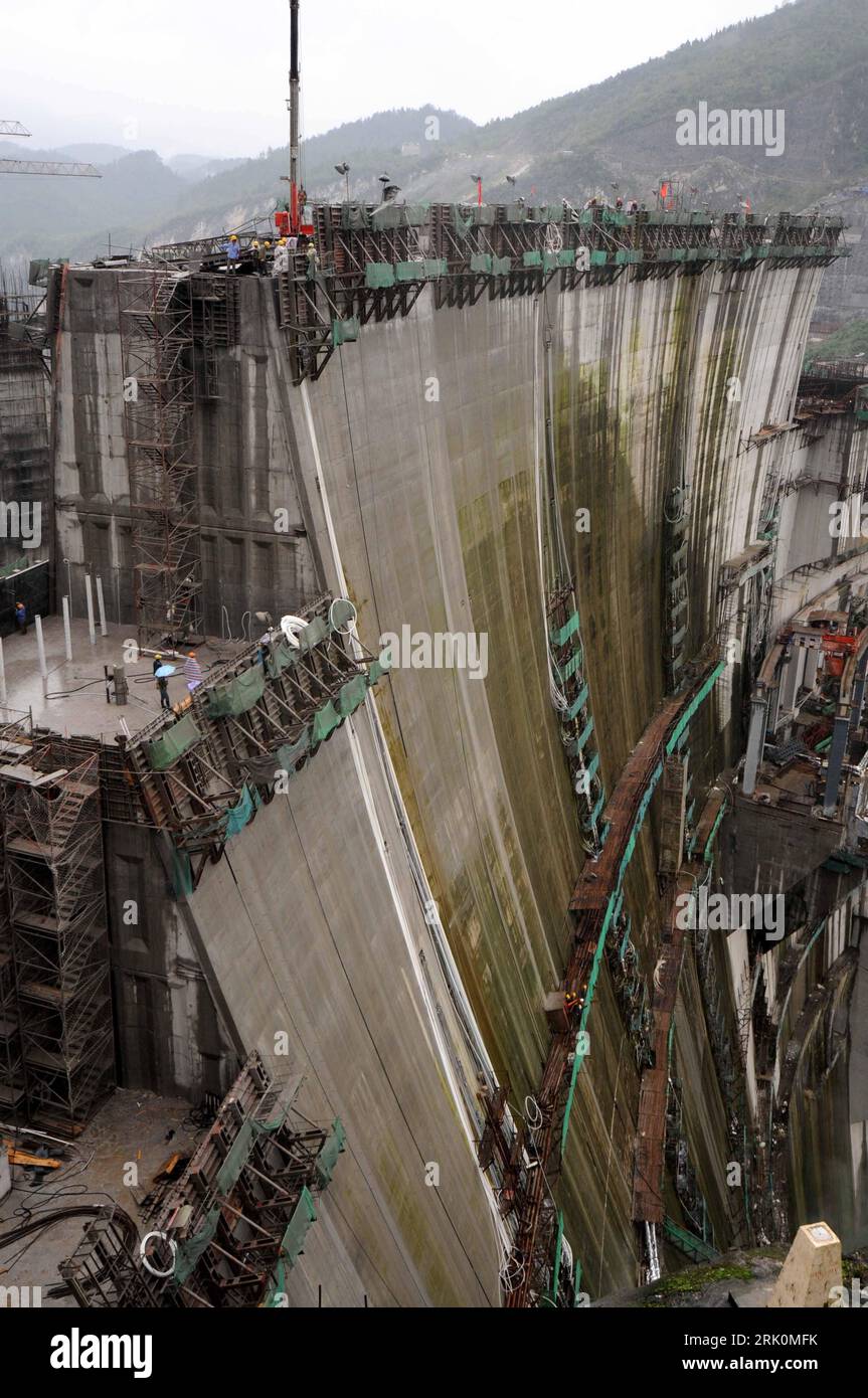 Bildnummer: 52763875  Datum: 06.11.2008  Copyright: imago/Xinhua Bauarbeiten am Staudamm der Goupitan Hydropower Station zur Stauung des Flusses Wujiang im Landkreis Yuqing der Provinz Guizhou - China - PUBLICATIONxNOTxINxCHN , Gebäude, außen, Außenansicht; 2008, premiumd, Highlight, China, Baustelle, Bau , Versorger, Wasserkraft, Wasserkraftwerk, Damm,; , hoch, Kbdig, Einzelbild, , , ,  , Asien    Bildnummer 52763875 Date 06 11 2008 Copyright Imago XINHUA Construction work at Dam the Goupitan Hydro Power Station to Congestion the River Wujiang in County Yuqing the Province Guizhou China PUBLI Stock Photo