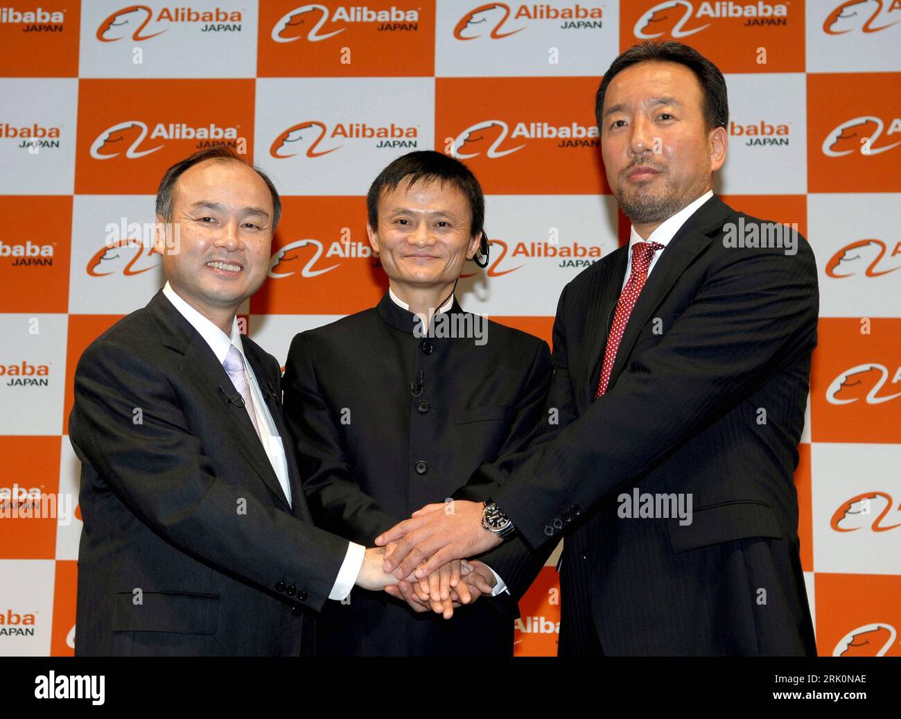 Masayoshi Son li., Präsident Softbank, Ma Yun Mitte, CEO Alibaba Group und  Makoto Koyama CEO Alibaba Japan in Tokio PUBLICATIONxNOTxINxCHN Stock Photo  - Alamy