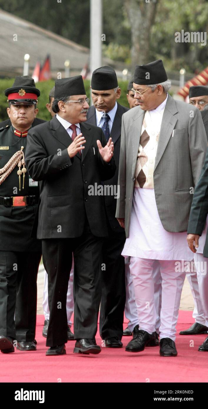 Bildnummer: 52770857  Datum: 12.11.2008  Copyright: imago/Xinhua Premierminister Prachanda (vorn li.) und Heimatminister Bam Dev Gautam (re., beide Nepal) am Flughafen von Kathmandu - PUBLICATIONxNOTxINxCHN, Personen; premiumd , 2008, Kathmandu, Politik; , hoch, Kbdig, Gruppenbild, Randbild, People    Bildnummer 52770857 Date 12 11 2008 Copyright Imago XINHUA Prime Minister Prachanda front left and Home minister Bam Dev Gautam right both Nepal at Airport from Kathmandu PUBLICATIONxNOTxINxCHN People premiumd 2008 Kathmandu politics vertical Kbdig Group photo Edge image Celebrities Stock Photo