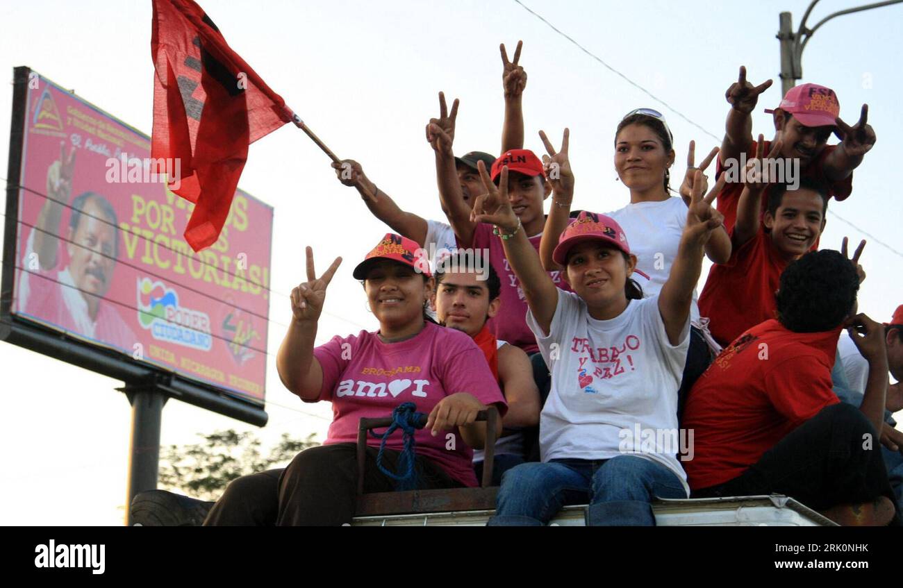 Bildnummer: 52770259  Datum: 11.11.2008  Copyright: imago/Xinhua Anhänger der Frente Sandinista de Liberacion Nacional (FSNL) feiern den Sieg ihrer Partei bei den Kommunalwahlen nach Bekanntgabe der offiziellen Wahlergebnisse in Managua   PUBLICATIONxNOTxINxCHN , Personen; 2008, Managua, Nicaragua , premiumd; , quer, Kbdig, Gruppenbild,  , Politik, Mittelamerika o0 Kommunalwahl, Wahl    Bildnummer 52770259 Date 11 11 2008 Copyright Imago XINHUA Trailers the Frente Sandinista de Liberación Nacional  celebrate the Victory their Party at the Municipal elections after Announced the official Electi Stock Photo