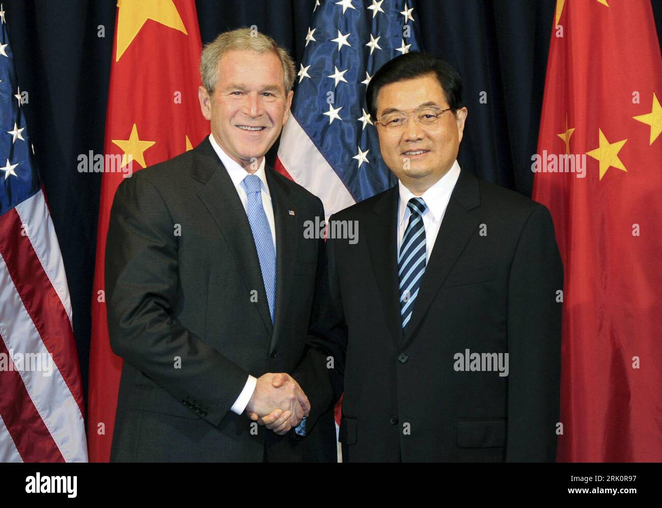 Präsident George W. Bush (li., USA) und Präsident Hu Jintao (China) während eines Treffens am Rande des Asiatisch-Pazifischen Wirtschaftsforums (APEC) in Lima - PUBLICATIONxNOTxINxCHN Stock Photo
