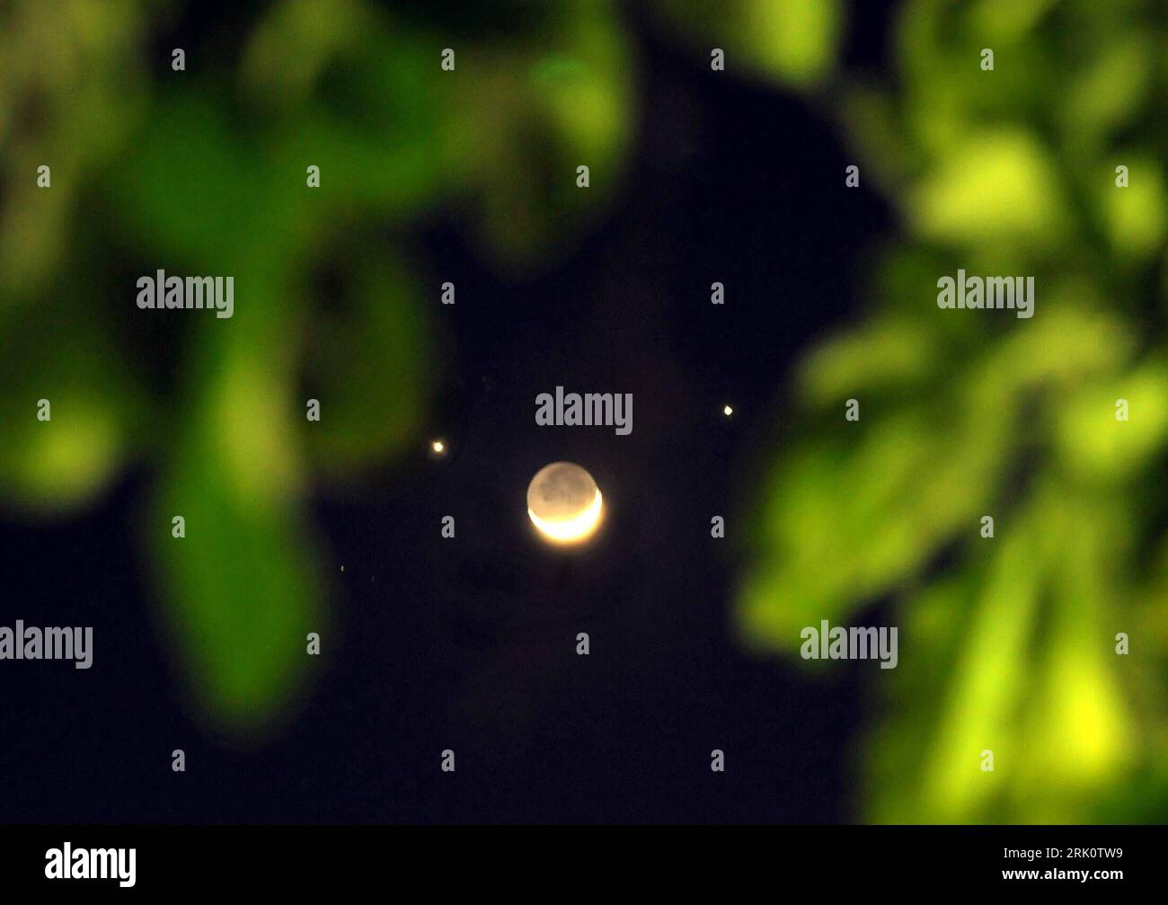 Bildnummer: 52795329  Datum: 01.12.2008  Copyright: imago/Xinhua Seltenes astronomisches Phänomen: Mondsichel neben dem Jupiter (li.) und der Venus (re.) über Nairobi - PUBLICATIONxNOTxINxCHN , Landschaft; 2008, Nairobi, Kenia, Mond, Sterne, Planete, Planet, premiumd; , quer, Kbdig, Totale,  , Astronomie, Wissenschaft,  , Afrika    Bildnummer 52795329 Date 01 12 2008 Copyright Imago XINHUA rare astronomical Phenomenon Sickle moon next to the Jupiter left and the Venus right above Nairobi PUBLICATIONxNOTxINxCHN Landscape 2008 Nairobi Kenya Moon Stars planete Planet premiumd horizontal Kbdig lon Stock Photo