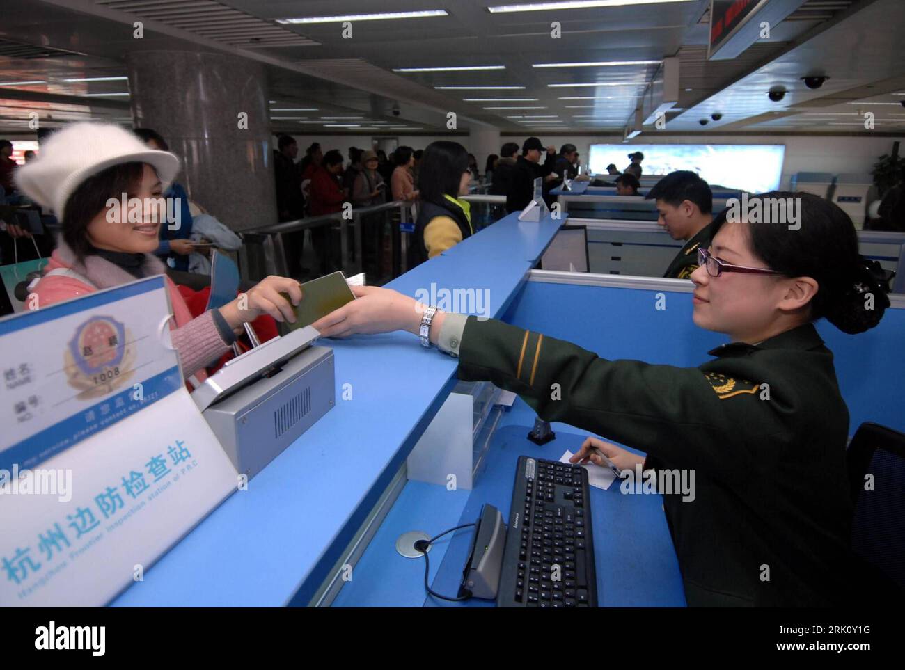 Reisende aus Taiwan an der Zollkontrolle nach ihrer Ankunft am Flughafen in Hangzhou - Start der Aufnahme von direkten Post-, See- und Luftverbindungen zwischen China und Taiwan - PUBLICATIONxNOTxINxCHN Stock Photo