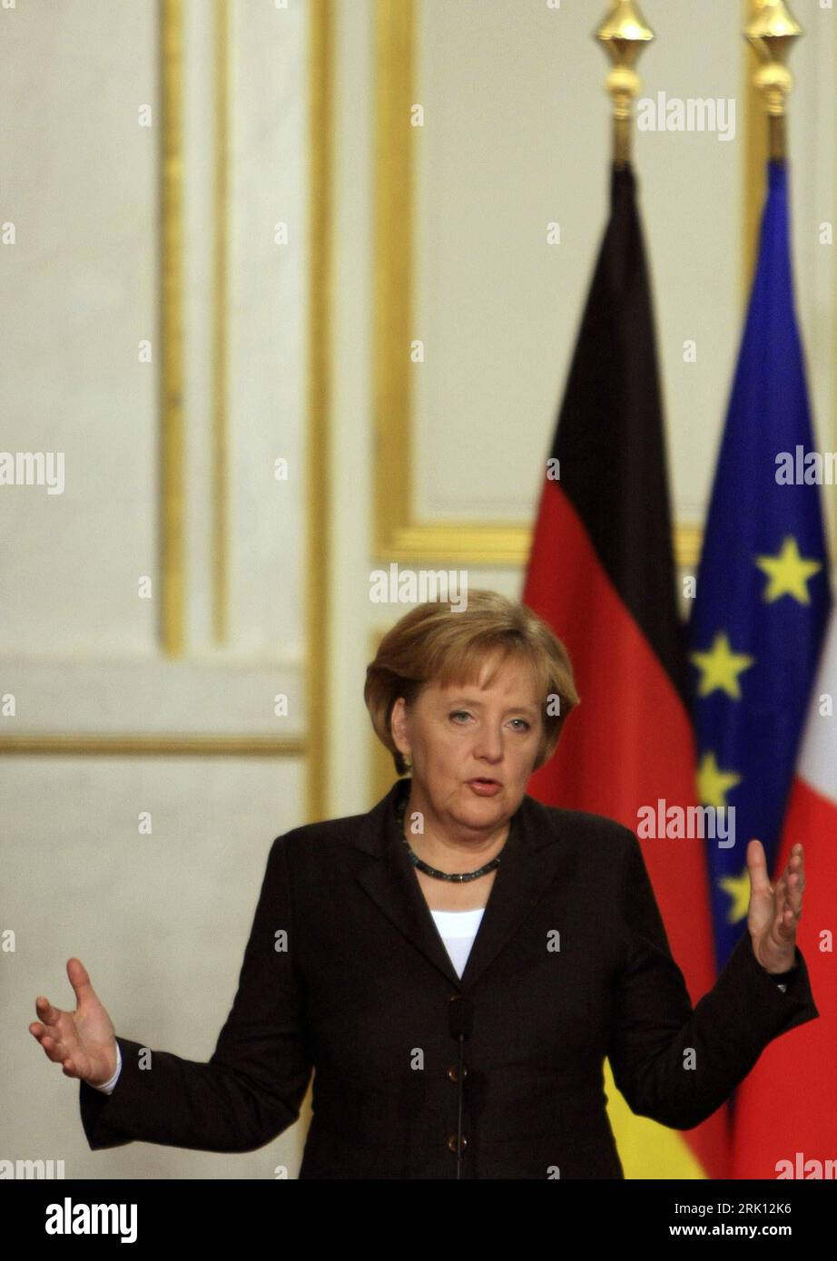 Bildnummer: 52839316  Datum: 08.01.2009  Copyright: imago/Xinhua Bundeskanzlerin Angela Merkel (Deutschland/CDU) verkündet die Einberufung eines Vortreffens der europäischen Mitglieder zum G20-Gipfeltreffen während einer Pressekonferenz in Paris - PUBLICATIONxNOTxINxCHN, Personen , premiumd; 2009, Paris, Politik, Pressekonferenz, Pressetermin; , hoch, Kbdig, Einzelbild, close, Randbild, People    Bildnummer 52839316 Date 08 01 2009 Copyright Imago XINHUA Chancellor Angela Merkel Germany CDU announced the Draft a Excellence the European Members to G20 Summit during a Press conference in Paris P Stock Photo