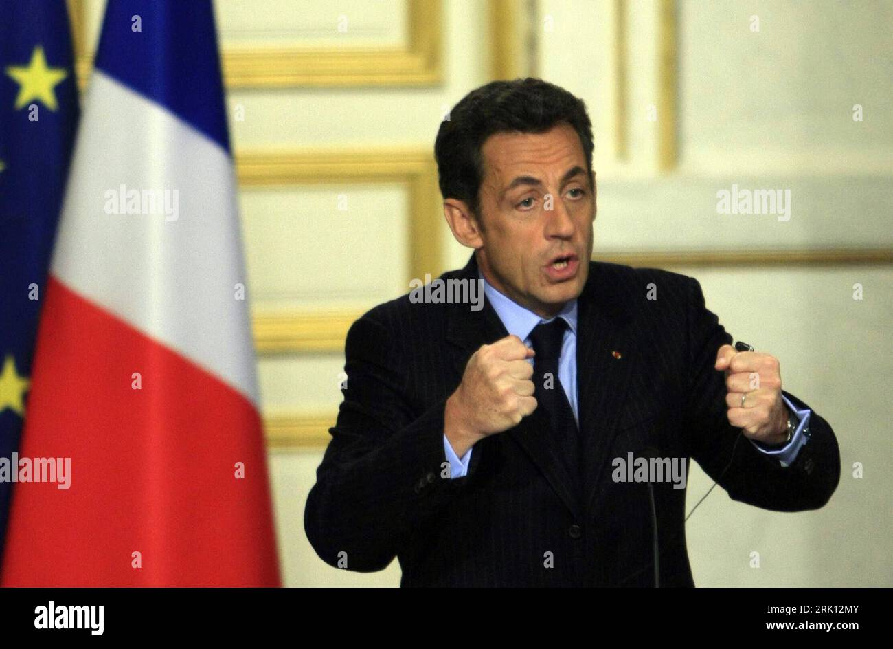 Bildnummer: 52839305  Datum: 08.01.2009  Copyright: imago/Xinhua Präsident Nicolas Sarkozy (Frankreich) verkündet die Einberufung eines Vortreffens der europäischen Mitglieder zum G20-Gipfeltreffen während einer Pressekonferenz in Paris - PUBLICATIONxNOTxINxCHN, Personen , premiumd; 2009, Paris, Politik, Pressekonferenz, Pressetermin; , quer, Kbdig, Einzelbild, close, Randbild, People    Bildnummer 52839305 Date 08 01 2009 Copyright Imago XINHUA President Nicolas Sarkozy France announced the Draft a Excellence the European Members to G20 Summit during a Press conference in Paris PUBLICATIONxNO Stock Photo