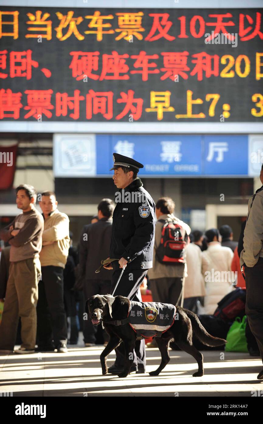 Bildnummer: 52851060  Datum: 17.01.2009  Copyright: imago/Xinhua Polizeihunde im Einsatz an der Kunming Railway Station in Kunming in der Provinz Yunnan PUBLICATIONxNOTxINxCHN, Personen , Tiere; 2009, China, Kunming, Polizeispürhund, Spürhund, hundestaffel, Sicherheit, Sicherheitskontrolle, KOntrolle,, Hund, Bahnhof, Polizisten; , hoch, Kbdig, Einzelbild, Arbeitswelten, Gesellschaft,  , Polizei, Staat,  , Asien    Bildnummer 52851060 Date 17 01 2009 Copyright Imago XINHUA Police dogs in Use to the Kunming Railway Station in Kunming in the Province Yunnan PUBLICATIONxNOTxINxCHN People Animals 2 Stock Photo