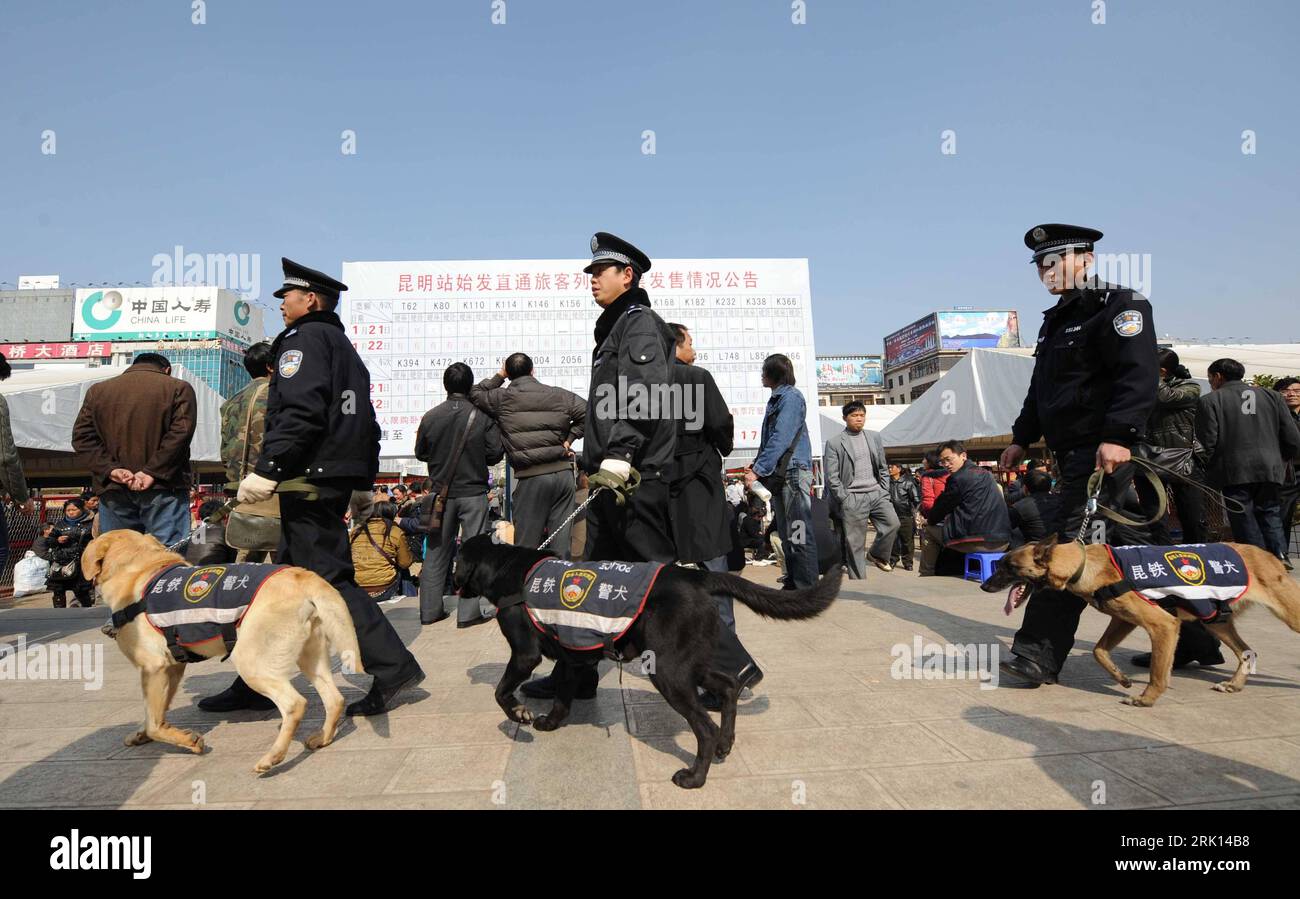 Bildnummer: 52851059  Datum: 17.01.2009  Copyright: imago/Xinhua Polizeihunde im Einsatz an der Kunming Railway Station in Kunming in der Provinz Yunnan PUBLICATIONxNOTxINxCHN, Personen , Tiere; 2009, China, Kunming, Polizeispürhund, Spürhund, hundestaffel, Sicherheit, Sicherheitskontrolle, KOntrolle, Gepäckkontrolle, Hund, Bahnhof, Gepäck, Polizisten; , quer, Kbdig, Gruppenbild, Arbeitswelten, Gesellschaft,  , Polizei, Staat,  , Asien    Bildnummer 52851059 Date 17 01 2009 Copyright Imago XINHUA Police dogs in Use to the Kunming Railway Station in Kunming in the Province Yunnan PUBLICATIONxNO Stock Photo