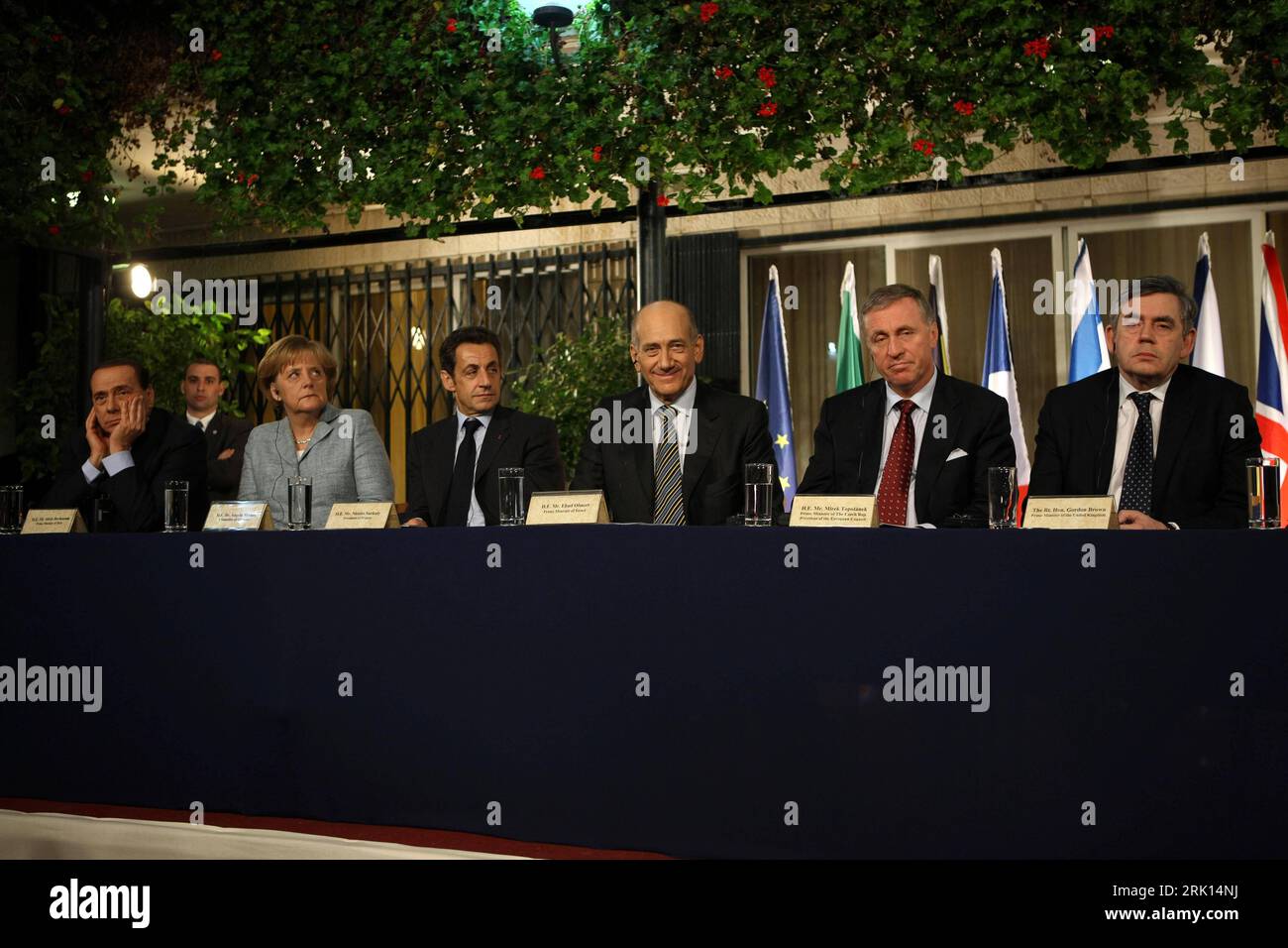 Bildnummer: 52853040  Datum: 18.01.2009  Copyright: imago/Xinhua Premierminister Ehud Olmert (3.v.re., Israel) mit (v.l.n.r.) Silvio Berlusconi, Angela Merkel, Nicolas Sarkozy, Mirek Topolanek und Gordon Brown während einer gemeinsamen Pressekonferenz zum Nahostkonflikt in Jerusalem - PUBLICATIONxNOTxINxCHN, Personen; premiumd, 2009, Jerusalem, Nahostkonflikt, Krieg, Politik, Pressekonferenz , Pressetermin; , quer, Kbdig, Gruppenbild, Randbild, People    Bildnummer 52853040 Date 18 01 2009 Copyright Imago XINHUA Prime Minister Ehud Olmert 3 V right Israel with V l n r Silvio Berlusconi Angela Stock Photo