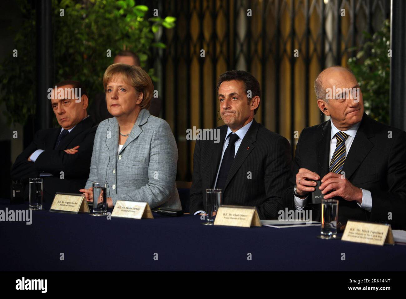 Bildnummer: 52853044  Datum: 18.01.2009  Copyright: imago/Xinhua Premierminister Ehud Olmert (re., Israel) mit (v.l.n.r.) Premierminister Silvio Berlusconi (Italien), Bundeskanzlerin Angela Merkel (Deutschland/CDU) und Präsident Nicolas Sarkozy (Frankreich) während einer gemeinsamen Pressekonferenz zum Nahostkonflikt in Jerusalem - PUBLICATIONxNOTxINxCHN, Personen , pessimistisch; premiumd, 2009, Jerusalem, Nahostkonflikt, Krieg, Politik, Pressekonferenz , Pressetermin; , quer, Kbdig, Gruppenbild, Randbild, People    Bildnummer 52853044 Date 18 01 2009 Copyright Imago XINHUA Prime Minister Ehu Stock Photo