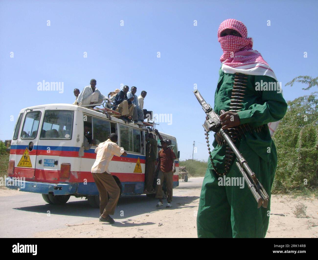 Bildnummer: 52854172  Datum: 19.01.2009  Copyright: imago/Xinhua Kämpfer der islamischen al-Shahab Militia während einer Minenräumung ihrer Organisation im von äthiopischen Truppen geräumten Mogadischu - Somalia - PUBLICATIONxNOTxINxCHN , Personen; 2009, premiumd, Somalia, Mineräumung, Minensuche, Land, Leute, Suche, Räumung, Mine, Landmine; , quer, Kbdig, , Islam, Religion,  ,  , Afrika o0 Gruppenbild    Bildnummer 52854172 Date 19 01 2009 Copyright Imago XINHUA Fighters the Islamic Al Shahab Militia during a Demining their Organization in from Ethiopian Troops cleared Mogadishu Somalia PUBLI Stock Photo