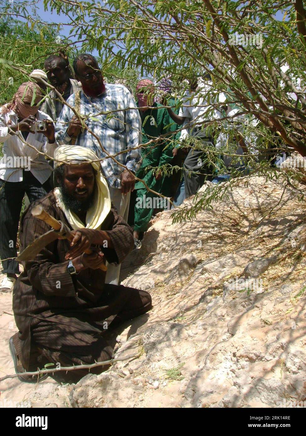 Bildnummer: 52854180  Datum: 19.01.2009  Copyright: imago/Xinhua Sheik Muqtar Robow (auch: Abu Mansur/Sprecher Islamische al-Shahab Militia) während einer Minenräumung seiner Organisation im von äthiopischen Truppen geräumten Mogadischu - Somalia - PUBLICATIONxNOTxINxCHN , Personen; 2009,  Somalia, Mineräumung, Minensuche, Land, Leute, Suche, Räumung, Mine, Landmine, Politik; , hoch, Kbdig, Einzelbild, Islam, Religion, Randbild, People, Afrika    Bildnummer 52854180 Date 19 01 2009 Copyright Imago XINHUA Sheik   too Abu Mansur Spokesman Islamic Al Shahab Militia during a Demining his Organizat Stock Photo