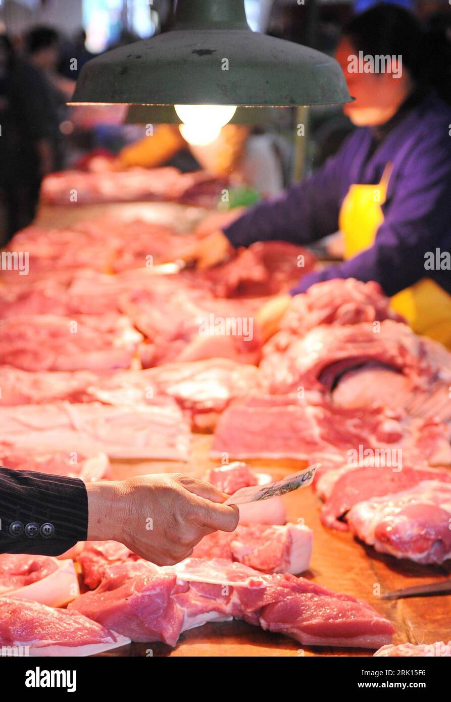 Bildnummer: 52858221  Datum: 20.10.2008  Copyright: imago/Xinhua Kunde bezahlt für frisches Schweinefleisch auf dem Markt von Yinchuan in der autonomen Region Ningxia Hui, China - PUBLICATIONxNOTxINxCHN , Körperteile , Objekte; 2008, Ningxia Hui, autonome Region Ningxia Hui, China, Mann, Geldschein, Geld, Finanzen, Fleisch, Metzger, Fleischerei; , hoch, Kbdig, Einzelbild, Einzelhandel, Wirtschaft,  , Food, Asien    Bildnummer 52858221 Date 20 10 2008 Copyright Imago XINHUA Customer paid for fresh Pork on the Market from Yinchuan in the Autonomous Region Ningxia Hui China PUBLICATIONxNOTxINxCHN Stock Photo