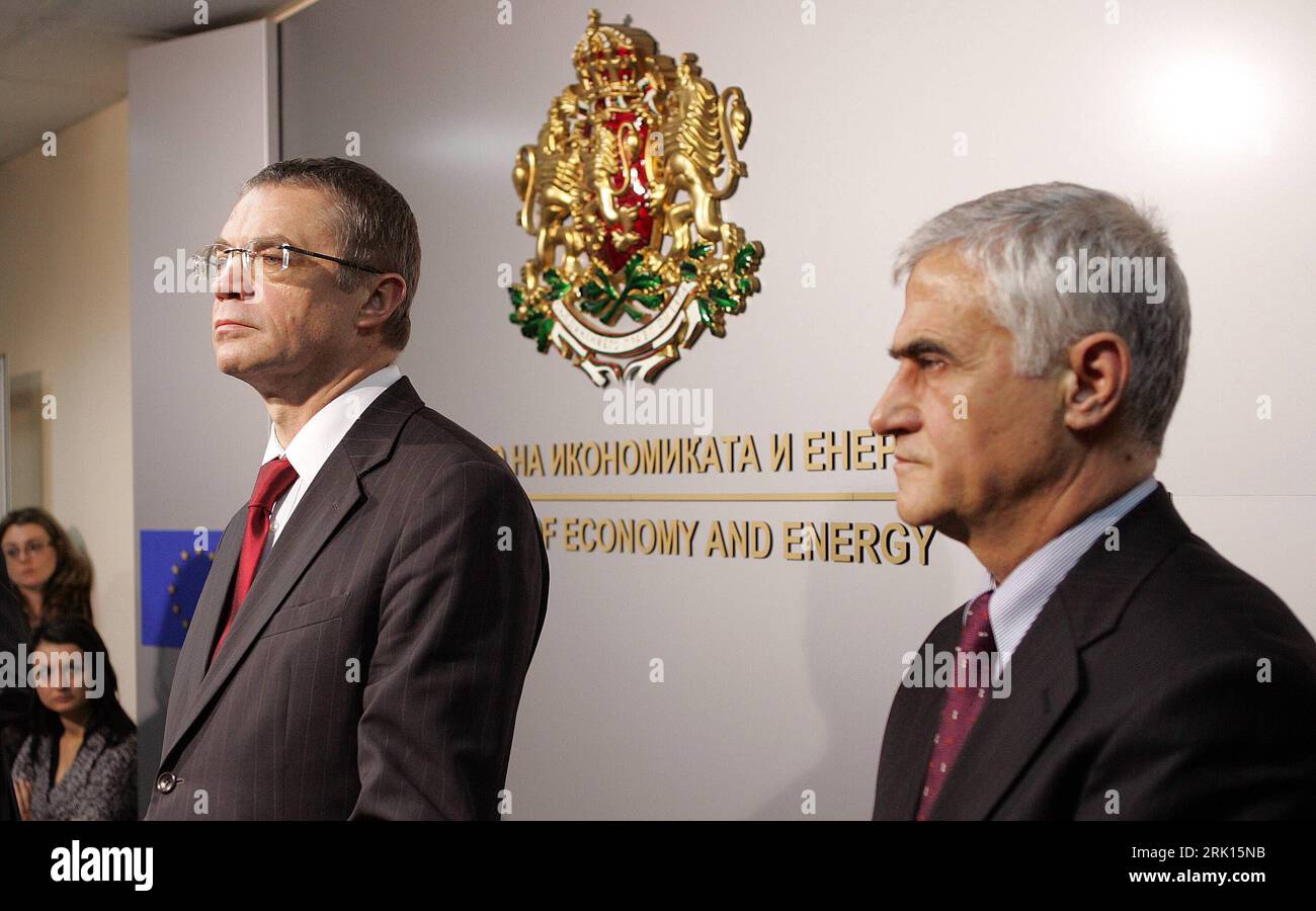 Bildnummer: 52858895  Datum: 23.01.2009  Copyright: imago/Xinhua Wirtschaftsminister Petar Dimitrov (re., Bulgarien) und Alexander Medvedev (Stellvertretender Vorstandsvorsitzender Gazprom) während einer Pressekonferenz in Sofia PUBLICATIONxNOTxINxCHN, Personen; 2009, premiumd, Sofia, Wirtschaft, Politik, Pressekonferenz , Pressetermin; , quer, Kbdig, Gruppenbild, Randbild, People    Bildnummer 52858895 Date 23 01 2009 Copyright Imago XINHUA Minister of Economic Affairs Petar Dimitrov right Bulgaria and Alexander Medvedev Deputy CEO Gazprom during a Press conference in Sofia PUBLICATIONxNOTxIN Stock Photo