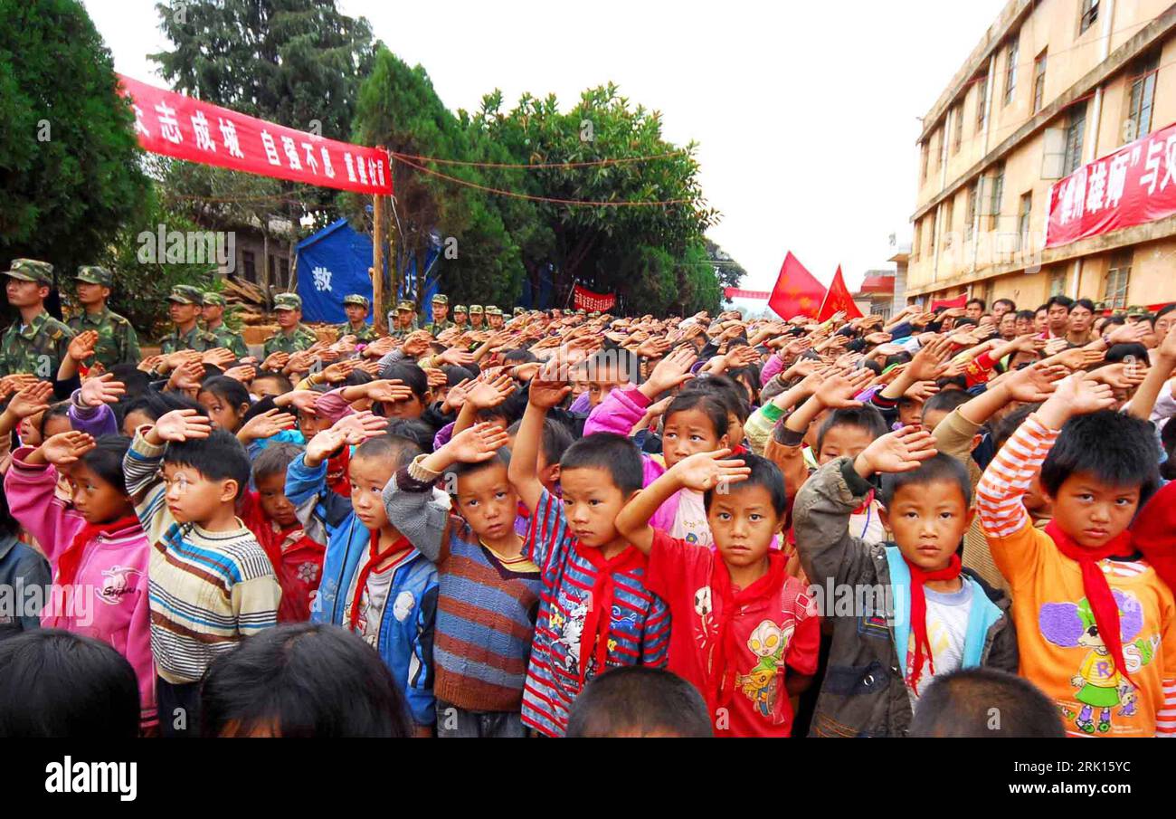 Bildnummer: 52860063  Datum: 08.09.2008  Copyright: imago/Xinhua Schüler einer Grundschulklasse während des Fahnenappells der Central Primary School in Jiangyi - Yuanmou - PUBLICATIONxNOTxINxCHN, Personen; 2008, Yuanmou, China, Provinz Yunnan, Grundschule, Klasse, Schulklasse, Grundschüler, Kind, Mädchen, Schulkind, Fahnenappell, Appell, Pionier; , quer, Kbdig, Totale,  , Schule, Bildung, Gesellschaft, Asien    Bildnummer 52860063 Date 08 09 2008 Copyright Imago XINHUA Students a Primary school during the Fahnenappells the Central Primary School in Jiangyi Yuanmou PUBLICATIONxNOTxINxCHN People Stock Photo