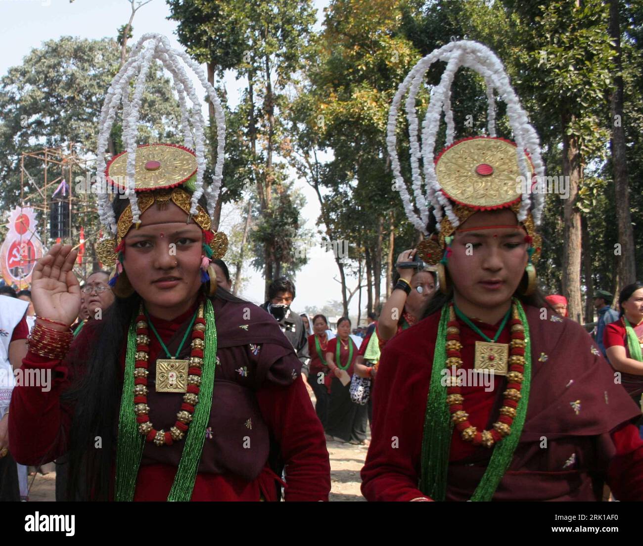 Bildnummer: 52894649  Datum: 16.02.2009  Copyright: imago/Xinhua Traditionelle Tänzer (Volksgruppe Gurung) während der Eröffnungsfeier der 8.Generalversammlung der Kommunistischen Partei Nepals (CPN-UML) in Butwal PUBLICATIONxNOTxINxCHN, Personen; 2009, Politik, Generalversammlung, Parteitag, Anhänger, Partei, Kommunistische, Tanz, Traditionell, Tradition, Ureinwohner, Frau, Mädchen, Tracht, Bekleidung, Outfit; , quer, Kbdig, Gruppenbild, Tanz, Kunst,  ,  , Asien    Bildnummer 52894649 Date 16 02 2009 Copyright Imago XINHUA traditional Dancers Ethnic group Gurung during the Opening ceremony th Stock Photo