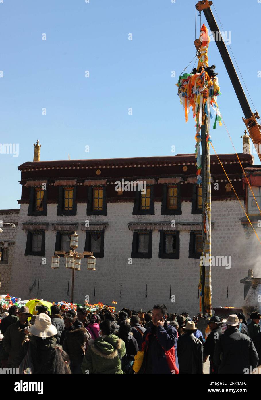 Bildnummer: 52894657  Datum: 17.02.2009  Copyright: imago/Xinhua Feiern zum tibetischen Neujahr - Losar - vor dem Jokhang-Tempel in Lhasa: Alte Gebetsfahnen werden verbrannt  - Tibet PUBLICATIONxNOTxINxCHN, Personen , Objekte; 2009, Tibet, China,, traditionelle Feste, Tradition, Gläubige, Pfahl, Gebet; , hoch, Kbdig, Totale, Buddhismus, Religion,  ,  , Asien    Bildnummer 52894657 Date 17 02 2009 Copyright Imago XINHUA celebrate to Tibetan New Yearu0026#39;s Day Losar before the Jokhang Temple in Lhasa Old Prayer flags will burned Tibet PUBLICATIONxNOTxINxCHN People Objects 2009 Tibet China t Stock Photo