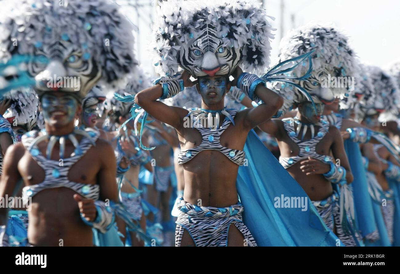 Bildnummer: 52902918  Datum: 21.02.2009  Copyright: imago/Xinhua Teilnehmer auf dem Karneval in Barranquilla, Kolumbien PUBLICATIONxNOTxINxCHN, Personen; 2009, Barranquilla, Straßenfeste , traditionelle Feste , Fasching, Karnevalsumzug, Verkleidung, Kostüm, premiumd, Highlight; , quer, Kbdig, Gruppenbild,  ,  , Südamerika    Bildnummer 52902918 Date 21 02 2009 Copyright Imago XINHUA Participants on the Carnival in Barranquilla Colombia PUBLICATIONxNOTxINxCHN People 2009 Barranquilla Street festivals traditional parties Carnival Carnival parade Covering Costume premiumd Highlight horizontal Kbd Stock Photo