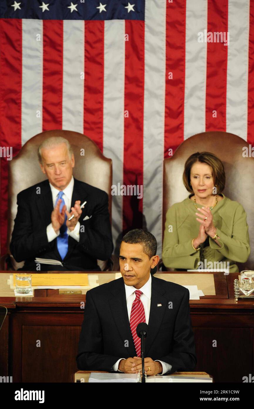 Bildnummer: 52907854  Datum: 25.02.2009  Copyright: imago/Xinhua Präsident Barack Obama (vorn, USA) während seiner ersten Rede vor dem Kongress in Washington D.C.  - hinten: Vizepräsident Joe Biden (USA) und Nancy Pelosi (USA/Sprecherin Repräsentantenhaus) PUBLICATIONxNOTxINxCHN , Personen; 2009, Washington D.C., Politik; , hoch, Kbdig, Gruppenbild, Aktion, People o0 Joseph    Bildnummer 52907854 Date 25 02 2009 Copyright Imago XINHUA President Barack Obama front USA during his first Speech before the Congress in Washington D C rear Vice-President Joe Biden USA and Nancy Pelosi USA Advocate Ho Stock Photo