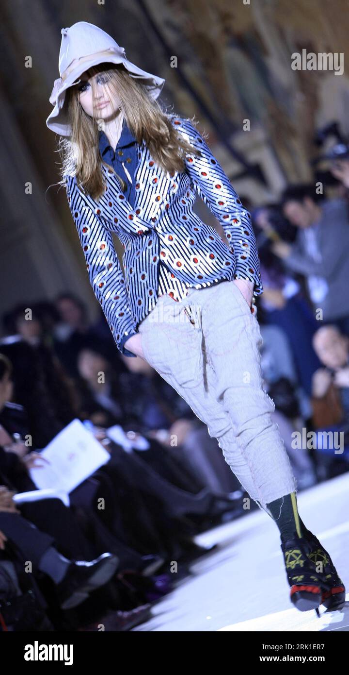 Bildnummer: 52920471 Datum: 06.03.2009 Copyright: imago/Xinhua Model  präsentiert neue Kreation der Herbst/Winter-Kollektion von Designerin  Vivienne Westwood während der Pret-A-Porter-Modenschau im Rahmen der  Fashion Week in Paris ...